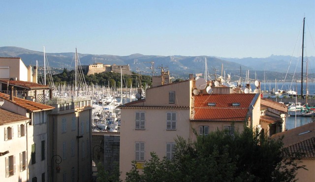 01. Bright and airy apartment with balcony & terrace in Old Town Antibes