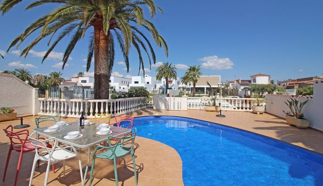 0108-LLOBREGAT House at the canal with pool and mooring