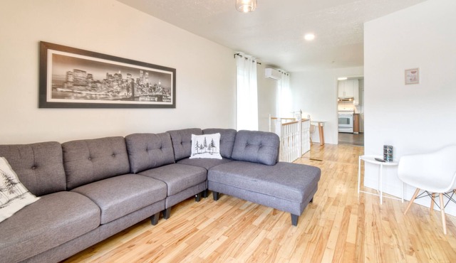 012- Large 2 bedroom apt on 2 floors with parking and air conditioning