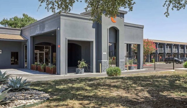 [02] ATX Studio: 1 Queen, Dog Park, Laundry Access