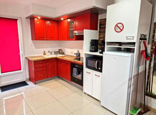 03 - Joli studio traversant situé au rdc avec 2 lits, tout équipé pour 1, 2 ou 3 personnes maximum, entrée indépendante donnant sur parking dont une place est réservée devant la porte, grand fourgon possible et petit jardin sur l'arrière comme une maison