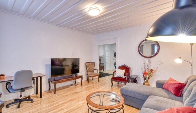 037 Next to the Parliament and the Grand Théâtre, apt.2 rooms + parking lot