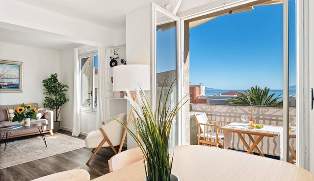 04. Bright apartment with balcony and sea view, close to the beach