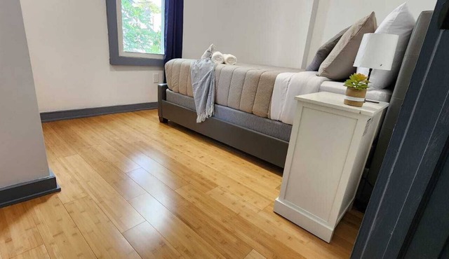 #04 Bright Room With Queen Bed+ TV in Angora