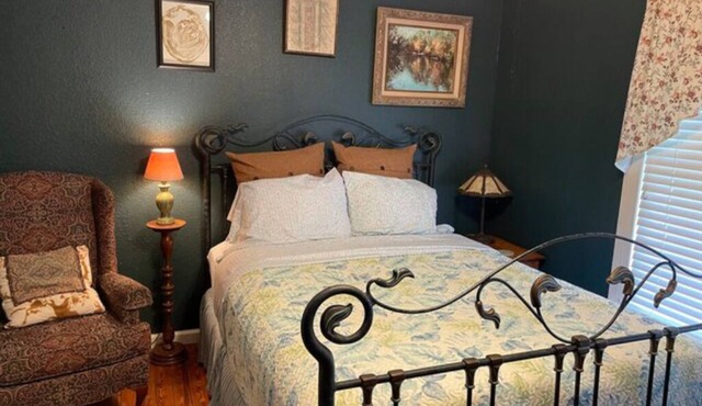04) The Ocali Room w/queen bed