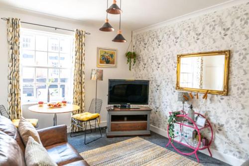 #05 Sleeps 10 2 Apartments Together