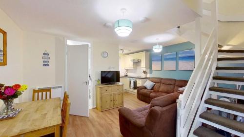 06 Strawberry Hill, Tolroy Manor