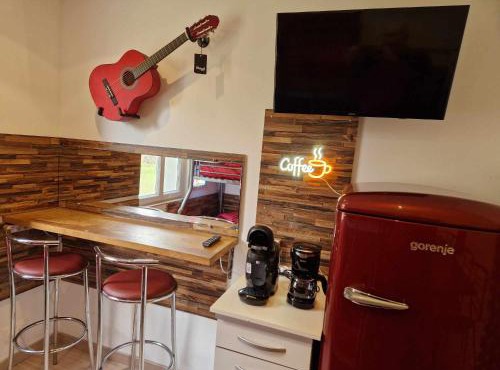 06 - Très joli 2 pièces neuf climatisé et tout équipé pour 1 à 4 personnes avec 3 lits, vue sur jardin, parking privatif gratuit, grand fourgon possible, tout le linge de maison est fourni