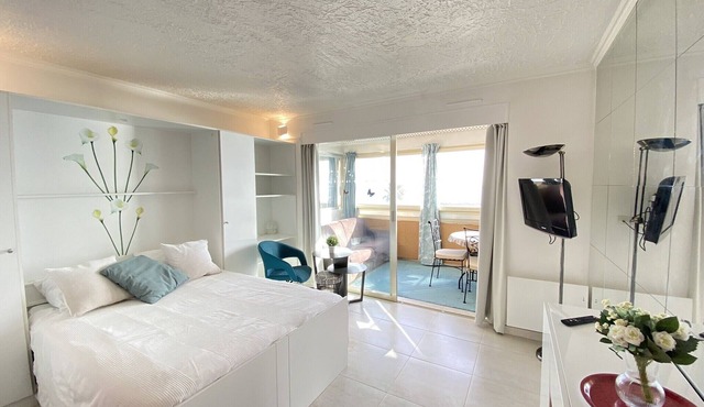 06BH - Beautiful seafront studio