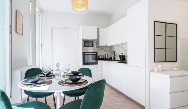 06BZ - Modern apartment in the heart of the port