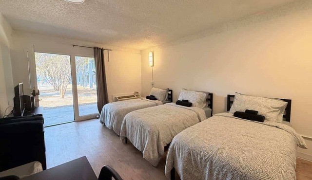 [07] ATX Studio: 3 Twin Beds, Sleeps 3