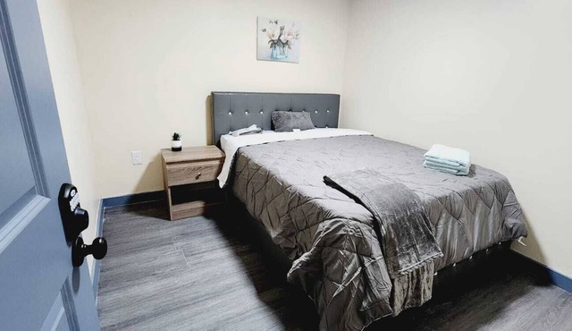 #07 Basement Room With Queen Bed + TV in Angora