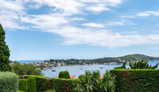 07. Terrace with stunning view of the sea and Cap Ferrat, one bedroom apartment.