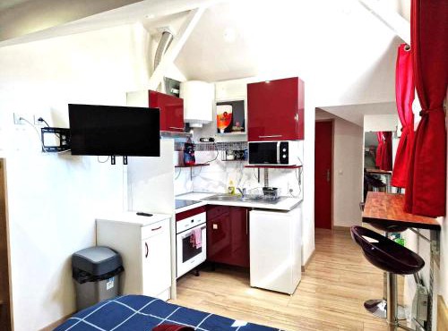 08 - Très joli studio tout équipé pour 2 personnes, avec lit double, parking privatif gratuit, grand fourgon possible, tout le linge de maison est fourni