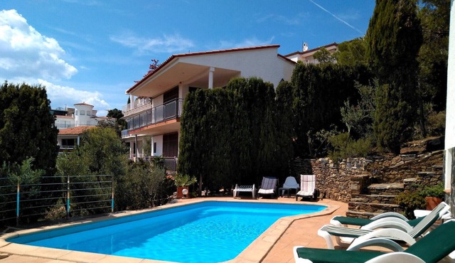 083 House to rent with private pool and garden
