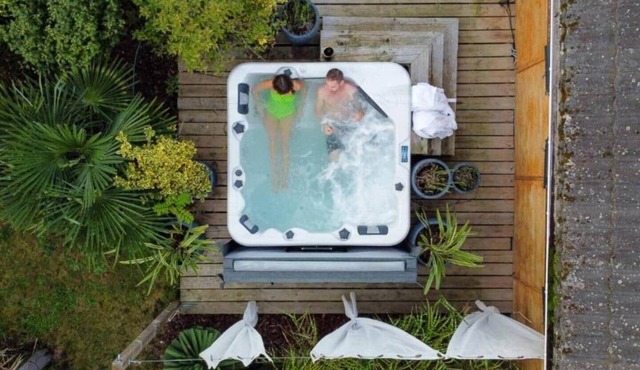 085 - Cottage & jacuzzi, lakeside, near Reims