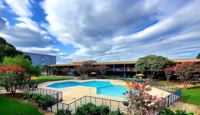 [09] ATX Studio: 1 Queen & 1 Twin, Sleeps 3