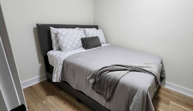 #09 Comfy Private Bedroom + TV in Squirrel Hill