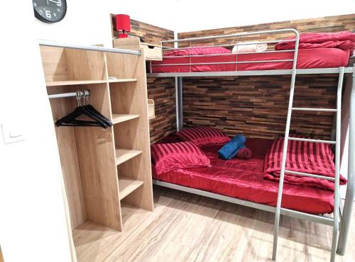 09 - Joli studio avec 2 lits, un lit double et un lit simple, logement tout équipé pour 1, 2 ou 3 personnes maximum, vue sur parc arboré, parking privatif gratuit, grand fourgon possible, tout le linge de maison est fourni