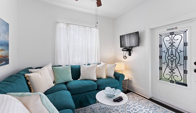 1/1 1st floor apartment in the heart of downtown, historic New Smyrna Beach.