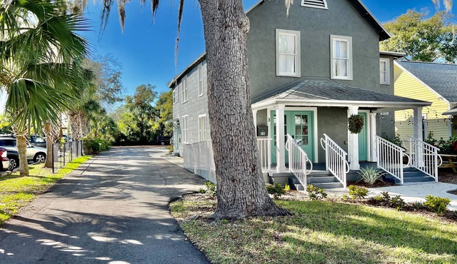 1/1 2nd floor apartment in the heart of downtown, historic New Smyrna Beach.