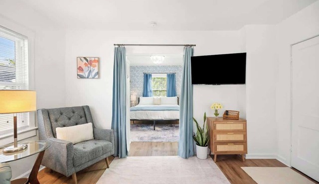 1/1 Affordable Downtown Pet Friendly Home