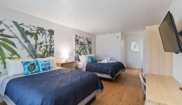 1/1 Condo-Hotel with double bed and community pool miles from Disney!