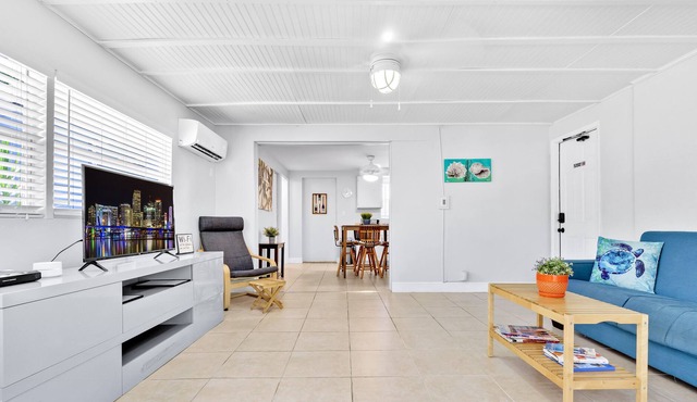1/1, king-sized bed, kitchen, hot tub, BBQ, porch, patio. FREE wifi & parking.