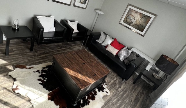 1/1 Main Floor House 5min. from Airport and Skiing Resort w/Peloton & Treadmill!