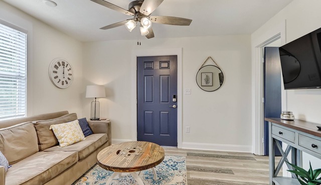 1/1 Near 5 Historic pts | Hospital | Shops | River