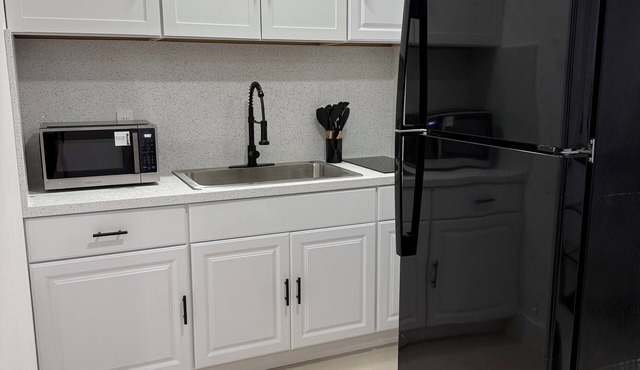 1/1 Studio in Pembroke Pines. Close to Beaches, Airports, & Stadium’s. W/Patio