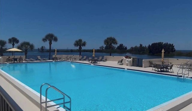 1/1, waterfront, Hudson, private beach! #410
