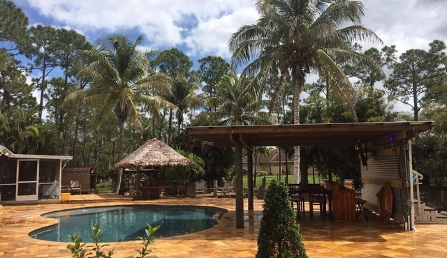 1/1 with access to pool/tiki hut and 1/2 mile to shopping plazas.