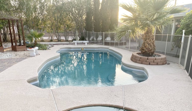 1/2 Acre Oasis Retreat Pool/Spa, 4mi 2 LV Strip