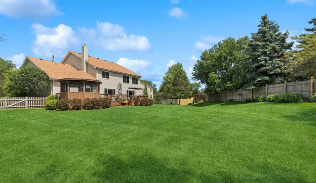 1/2 Acre Retreat: 100" TV, Open layout Navy Base and Six Flags Great America