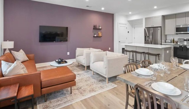 1/2 Block from King Street, Elegant Old Town Oasis ~ King Bed♛ ~ Free Parking