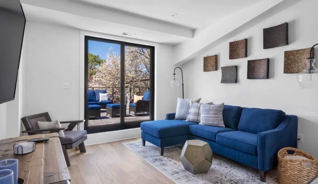 1/2 Block from King Street, 5★ Location ~ ♛King Bed ~ Free Parking