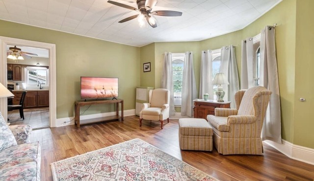 1/2 House, Sleeps 10🗲Fast WiFi ★ North of ROC | 15 mins to Most Anywhere