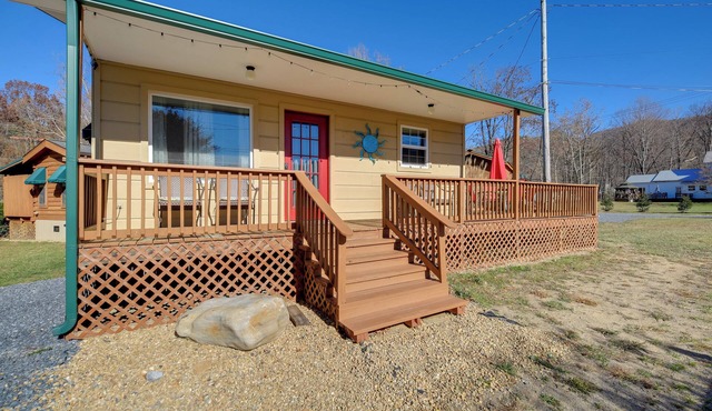 < 1/2 Mi to Damascus Town Park: Cozy Cabin w/Deck