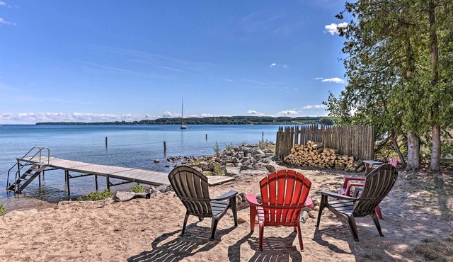 1/2 Mi to Dtwn! Suttons Bay Cottage w/Fire Pit
