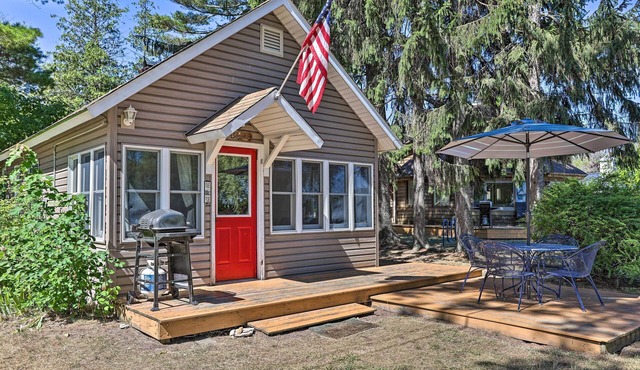 1/2 Mi to Dtwn Suttons Bay! Lakefront Cottage