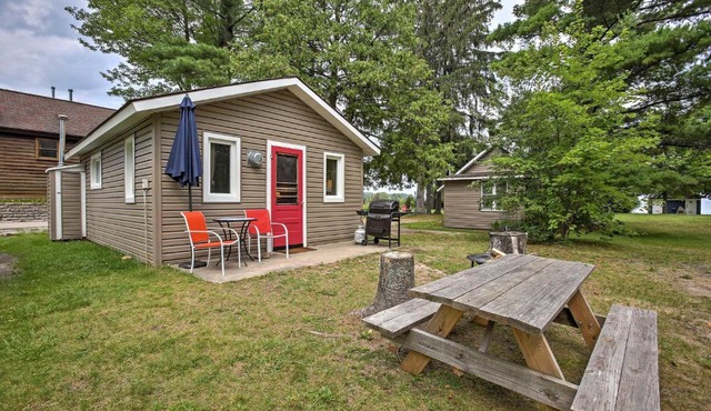 1/2 Mi to Dtwn! Suttons Bay Cottage w/Fire Pit