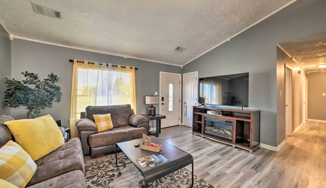 1/2 Mi to Fort Campbell: 'State Line Retreat'