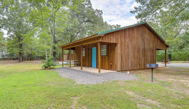 1/2 Mi to Greers Ferry Lake: Quiet Cabin w/Porch