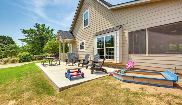 1/2 Mi to Lake Texoma: Home w/Fire Pit & Grill!