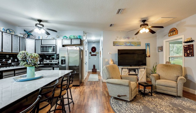 1/2 Mi to Sapelo River: Family Home w/Large Yard