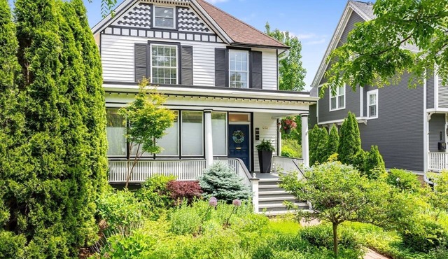 1/2 mile to NU, 5min walk to Lake, Swim Spa Pool