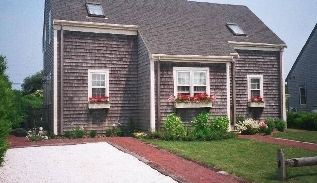 1/2 mile walk to beach, Sconset market, and great restaurants! Outdoor shower!