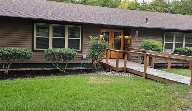1.3 acre walking dist to Lake T St Park, wifi, arcade games, fishing gear