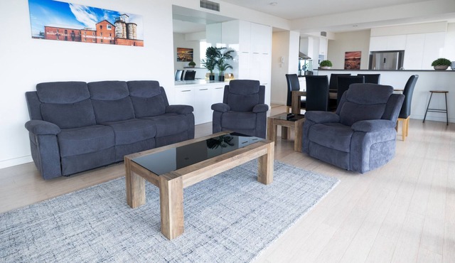 1/303 Flinders · Enjoy Penthouse Living in the CBD! Sleeps 8!